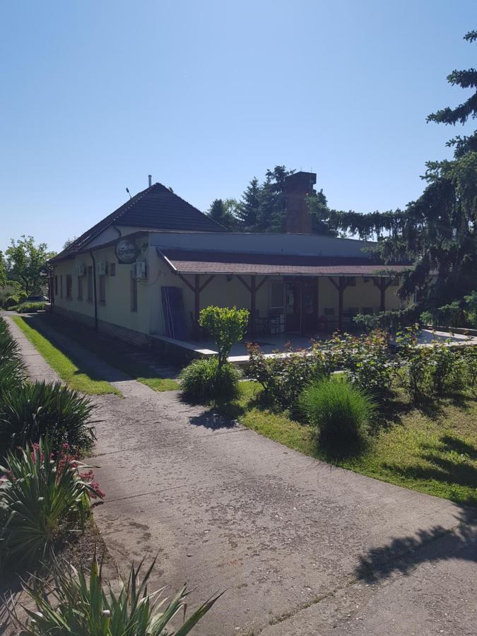 Fortuna Panzio Hotel Oroshaza Luaran gambar
